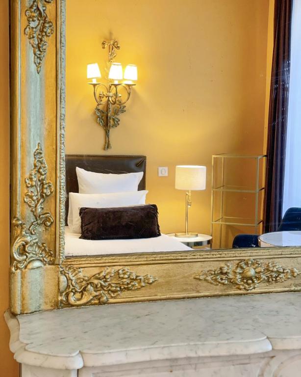 Postel nebo postele na pokoji v ubytování Hotel Des Deux Continents