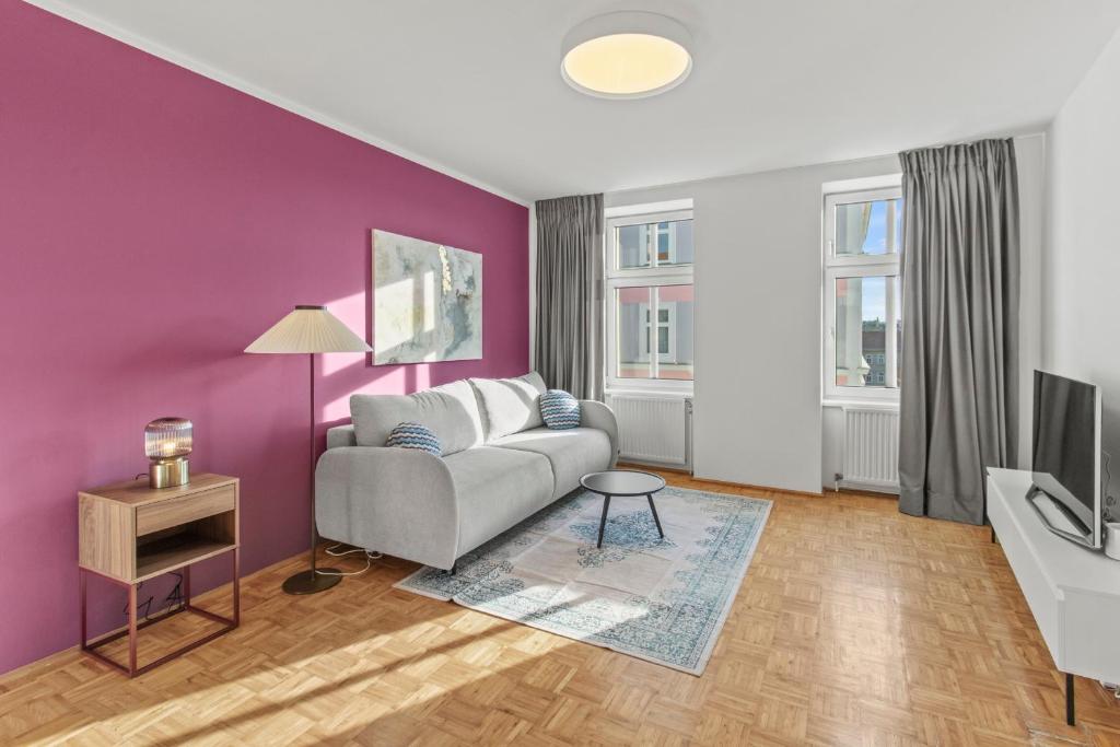 ウィーンにあるCozy Living Apartment "Falco" - free parkingの紫の壁のリビングルーム(ソファ付)