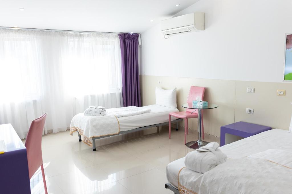 Postel nebo postele na pokoji v ubytování Hotel Christina Plus