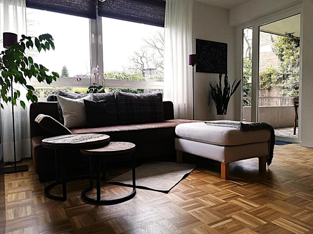 Una sala de estar con un sofá y dos mesas. en Ferienwohnung am Campus, en Oldenburg