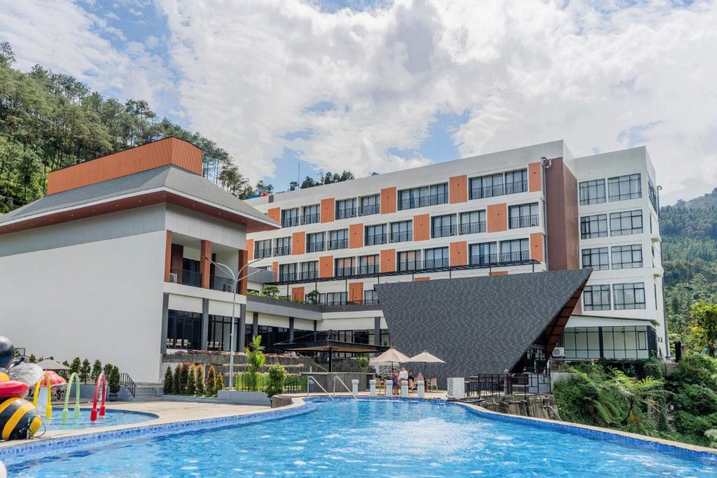 Bazén v ubytování Gulala Azana Hotel & Resort Guci Tegal nebo v jeho okolí
