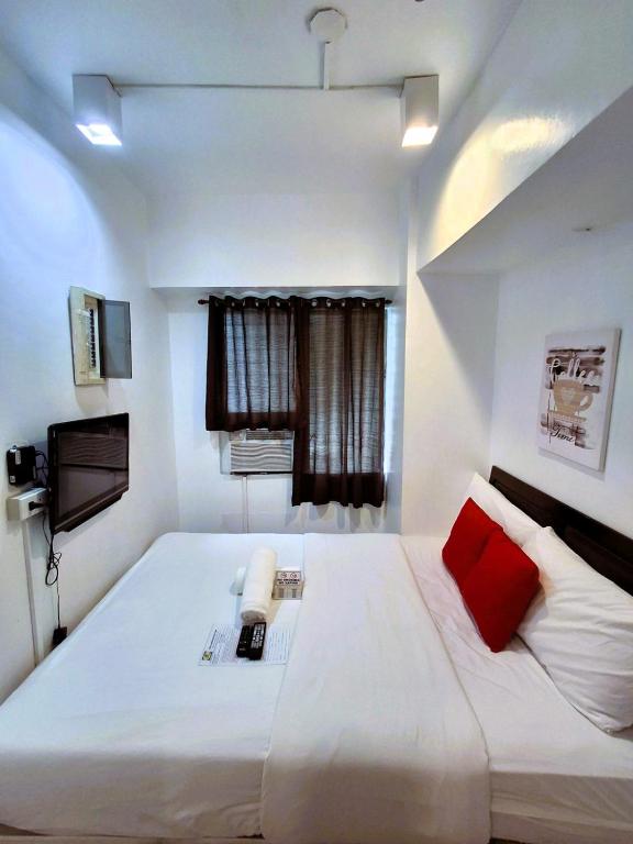 Postel nebo postele na pokoji v ubytování Makati Poblacion Hotel