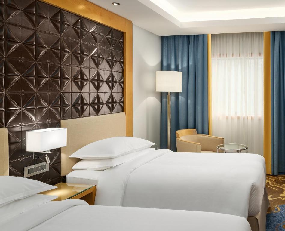 Postel nebo postele na pokoji v ubytování Sheraton Makkah Jabal Al Kaaba Hotel
