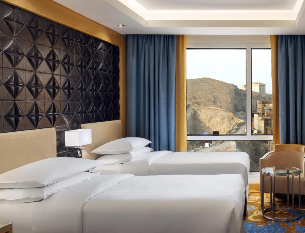 Postel nebo postele na pokoji v ubytování Sheraton Makkah Jabal Al Kaaba Hotel