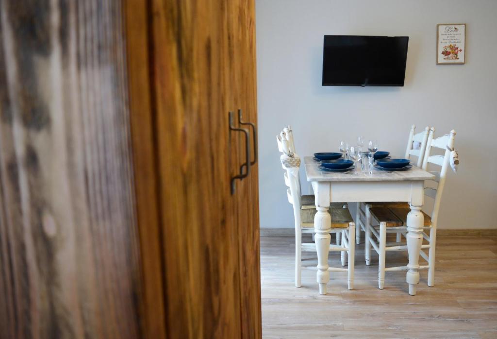 Televízia a/alebo spoločenská miestnosť v ubytovaní Apartamenty Starówka - w otulinie Starego Miasta
