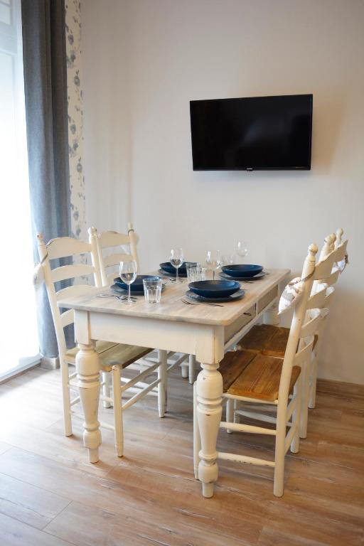 Televízia a/alebo spoločenská miestnosť v ubytovaní Apartamenty Starówka - w otulinie Starego Miasta