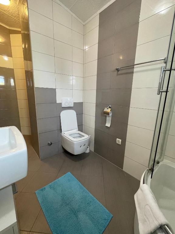 łazienka z toaletą, umywalką i prysznicem w obiekcie Apartmani Krišto 2 Zadar w mieście Zadar