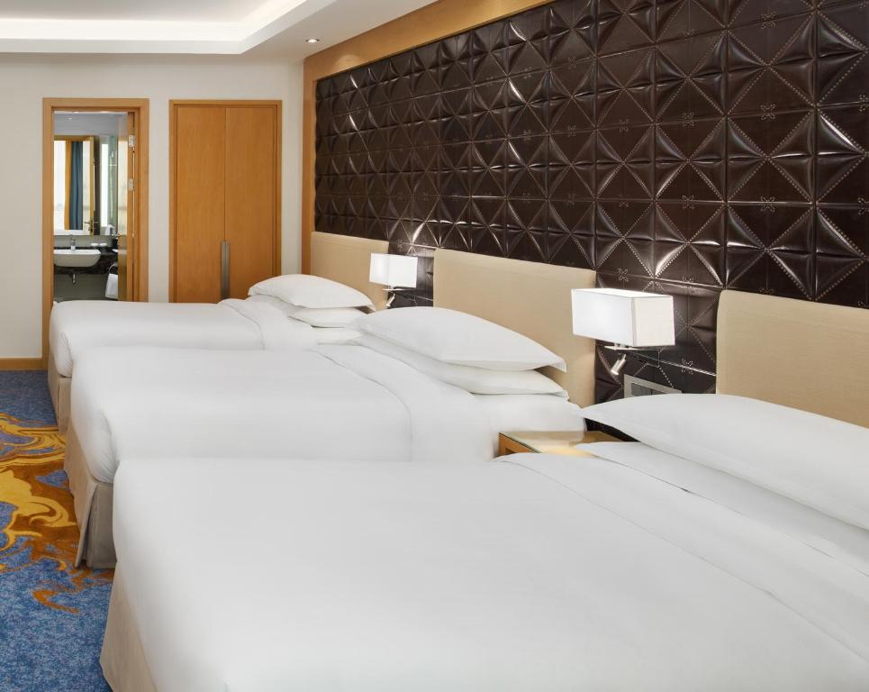 Postel nebo postele na pokoji v ubytování Sheraton Makkah Jabal Al Kaaba Hotel
