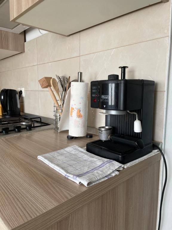 ekspres do kawy na ladzie w kuchni w obiekcie Apartmani Krišto 2 Zadar w mieście Zadar