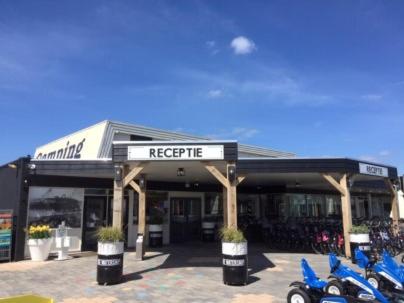 una tienda con motocicletas estacionadas frente a ella en Recreatiepark de Watersnip, en Petten