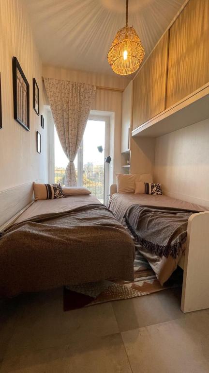 Postel nebo postele na pokoji v ubytování Koru House Torvaianica