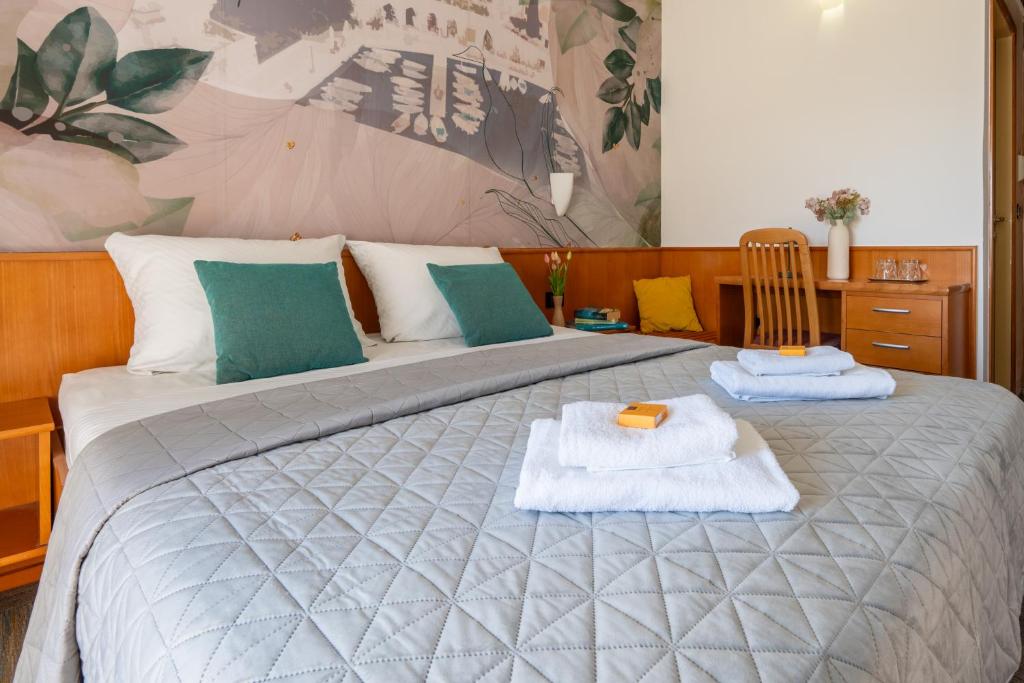 Postel nebo postele na pokoji v ubytování Newly renovated Hotel Kastil