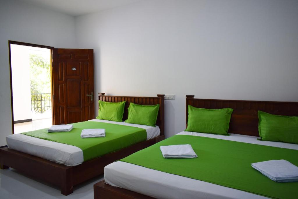 Postel nebo postele na pokoji v ubytování Trinco Lagoon Resort
