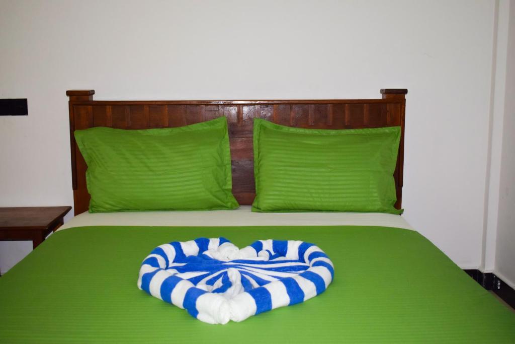 Postel nebo postele na pokoji v ubytování Trinco Lagoon Resort