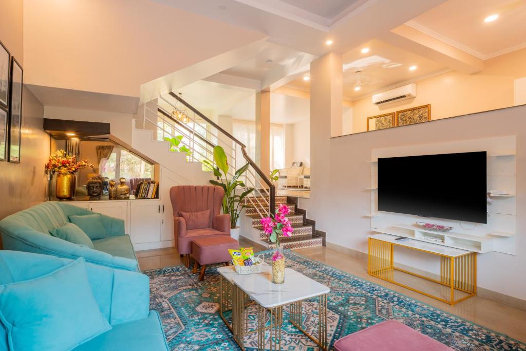 Un televizor și/sau centru de divertisment la Alaya Stays 3 BHK with Plunge Pool, Kid's Nook & Terrace - Casa Bella Vista