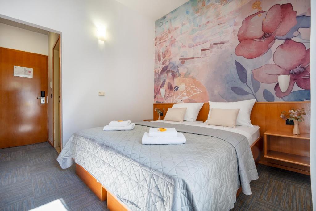 Postel nebo postele na pokoji v ubytování Newly renovated Hotel Kastil