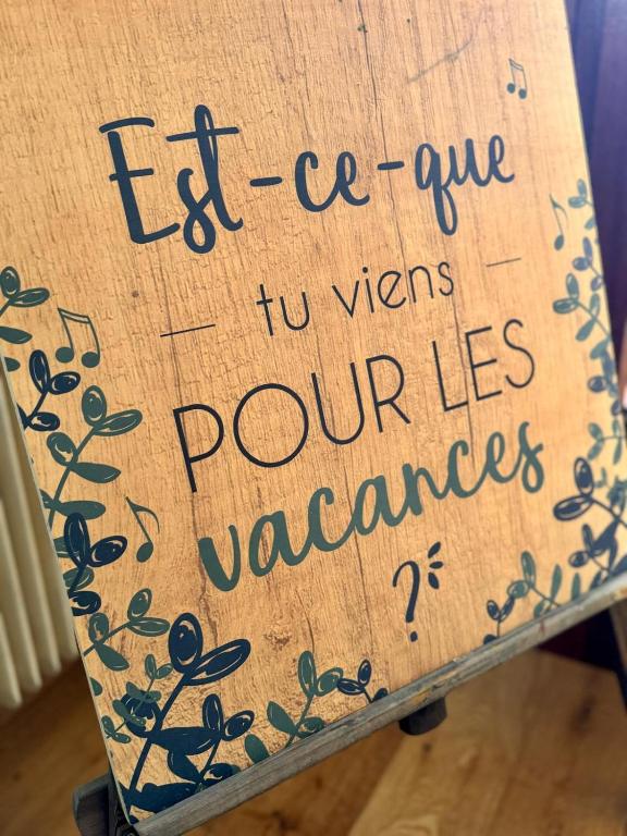 une pancarte assise sur une table en bois dans l'établissement Nice cosy appartement, tram 3 mn, à Nice