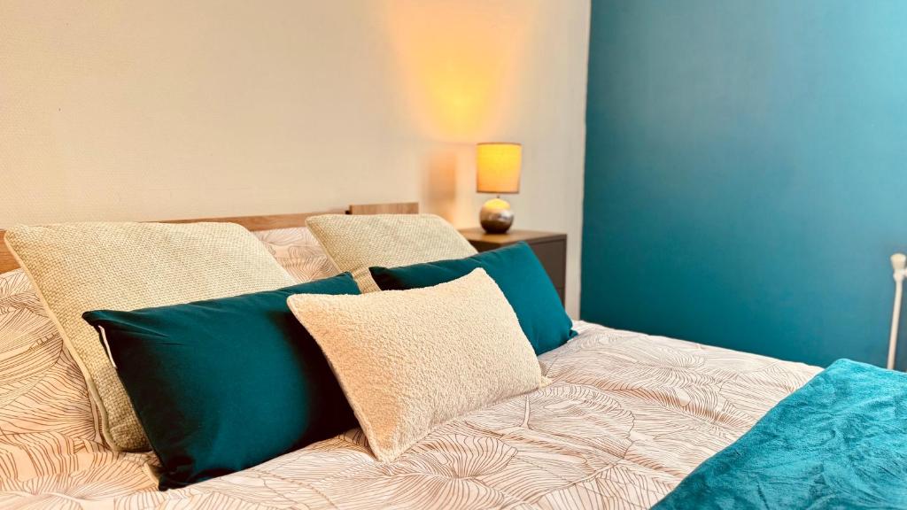 Ένα ή περισσότερα κρεβάτια σε δωμάτιο στο Le Petit Balcon - Proche Gare & Wifi