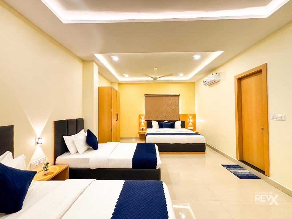 Postel nebo postele na pokoji v ubytování Hotel Manas Inn