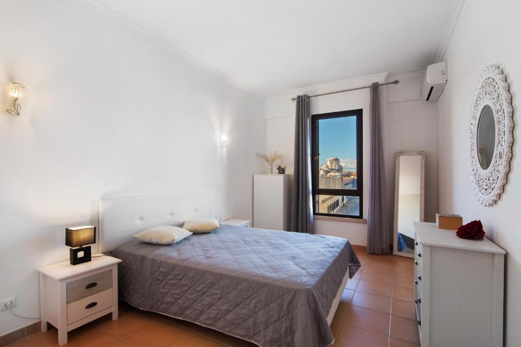 Ένα ή περισσότερα κρεβάτια σε δωμάτιο στο Oura Beach Cozy Apartment