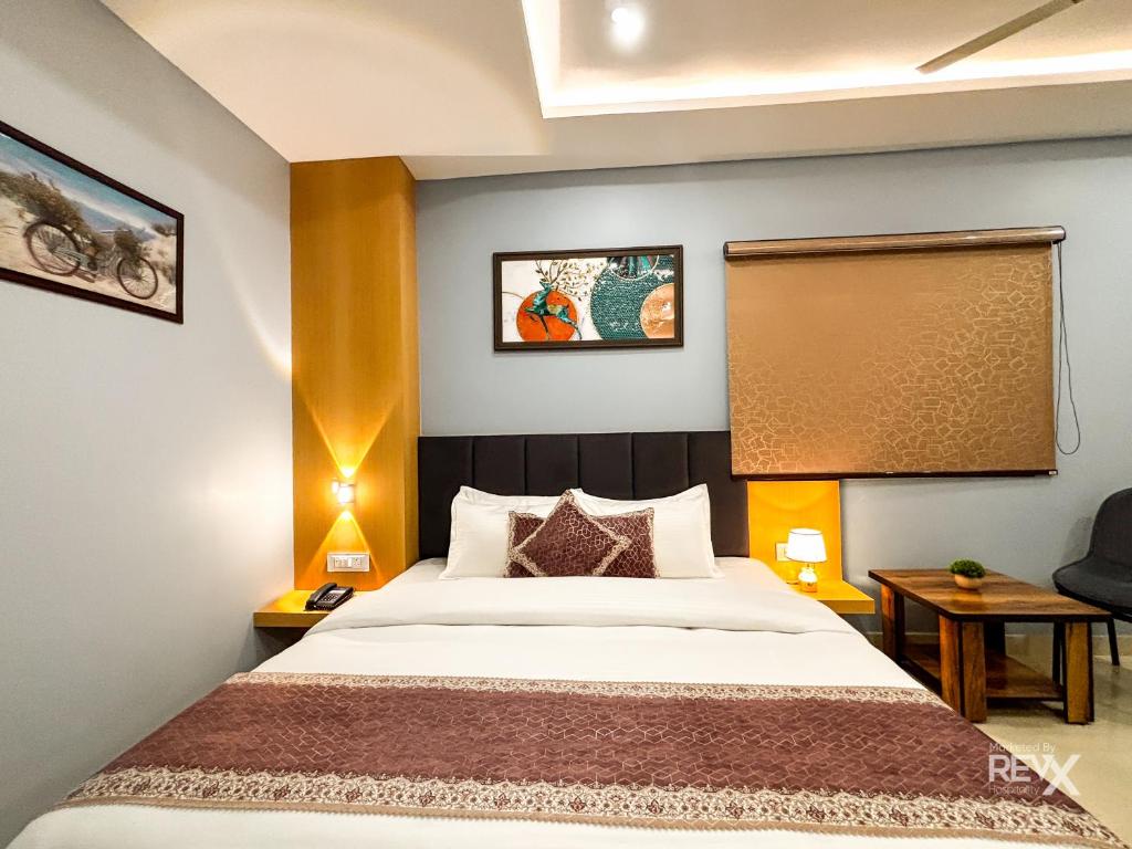 Postel nebo postele na pokoji v ubytování Hotel Manas Inn