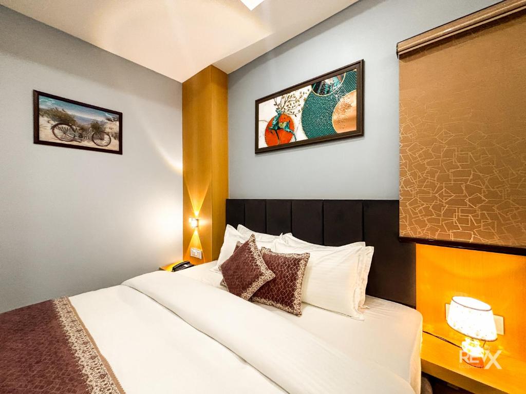 Postel nebo postele na pokoji v ubytování Hotel Manas Inn