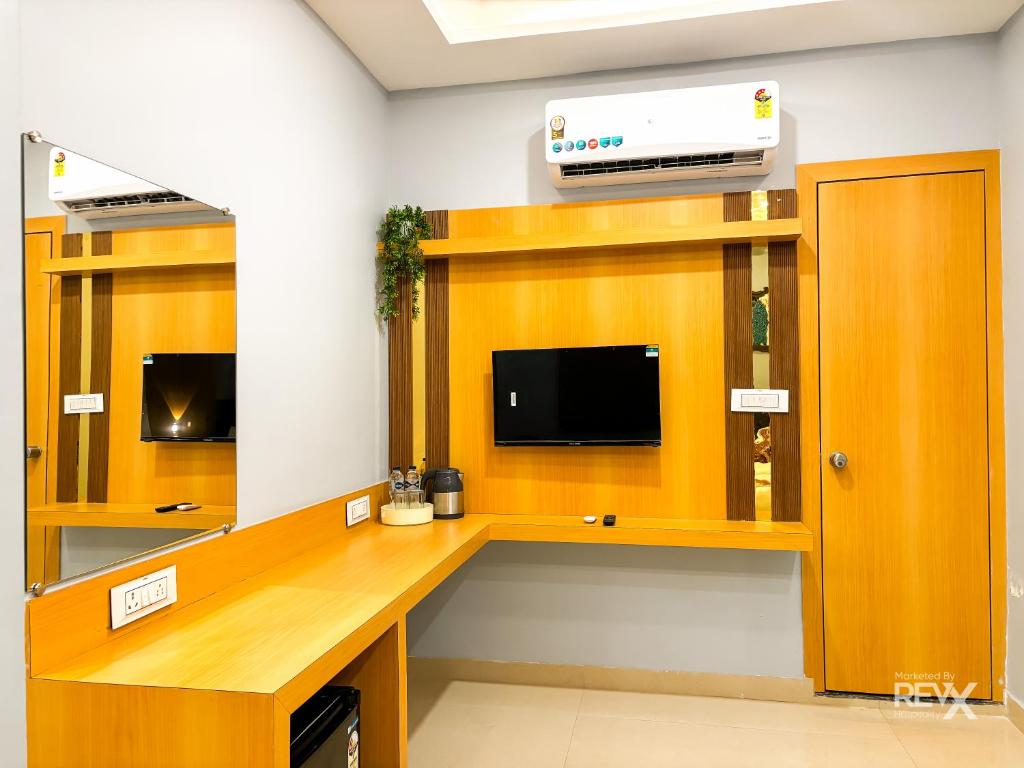 TV a/nebo společenská místnost v ubytování Hotel Manas Inn