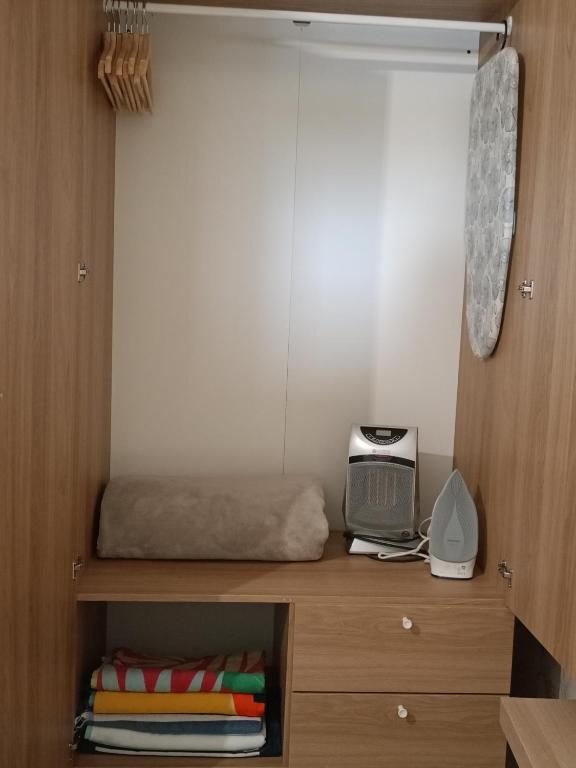a bedroom with a bed and a toaster and a toaster at La Lunita in Valverde