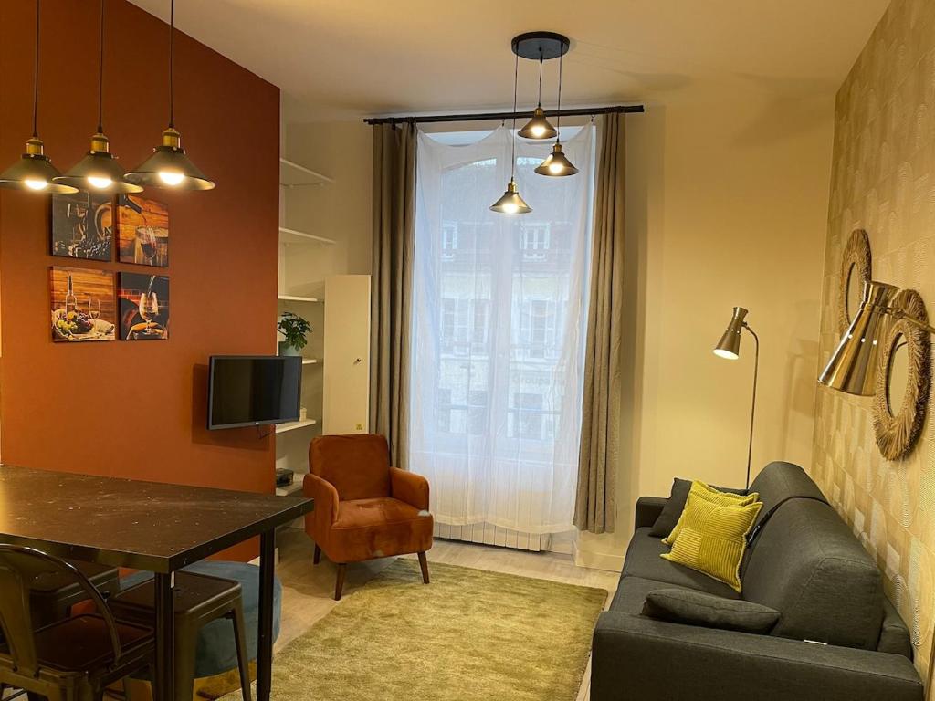 un salon avec un canapé et une table dans l'établissement Le relais, à Joigny