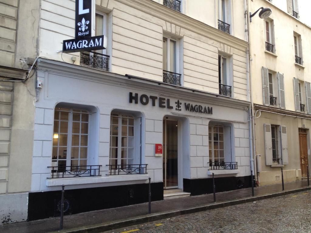 パリにあるロワイヤル ワグラムの建物側ホテル