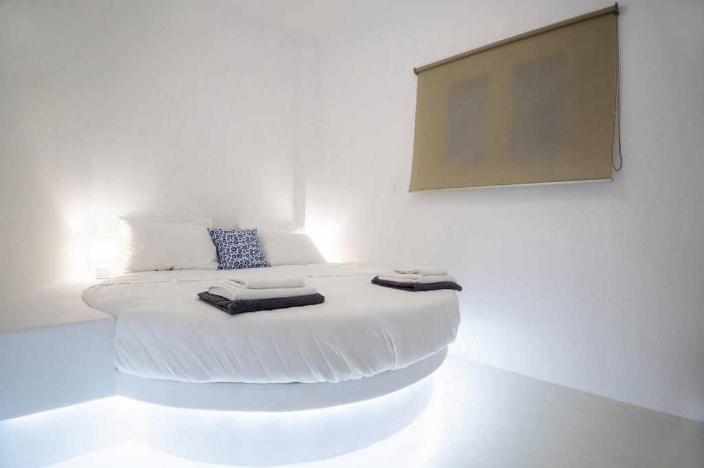 Postel nebo postele na pokoji v ubytování Sunrise Villa Santorini