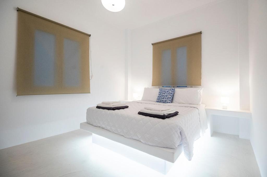 Postel nebo postele na pokoji v ubytování Sunrise Villa Santorini