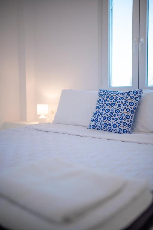 Postel nebo postele na pokoji v ubytování Sunrise Villa Santorini