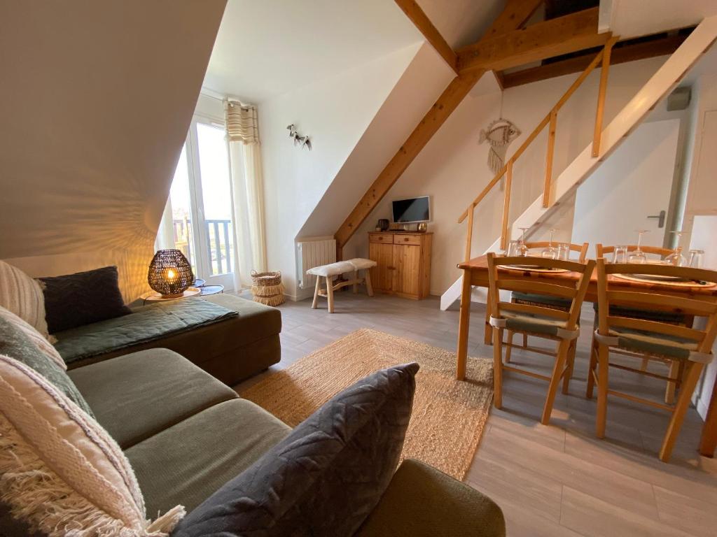 un salon avec un canapé et une table dans l'établissement La Cabourgeaise-Proche Thalasso et Centre de Cabourg, à Cabourg