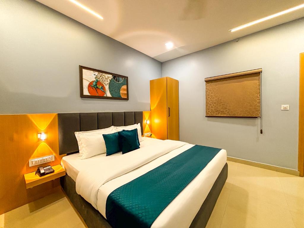 Postel nebo postele na pokoji v ubytování Hotel Manas Inn