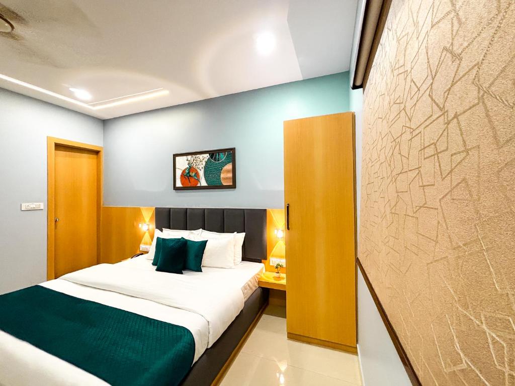 Postel nebo postele na pokoji v ubytování Hotel Manas Inn