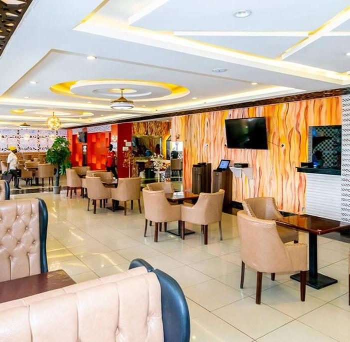 TV a/nebo společenská místnost v ubytování Nur Complex Hotel & Apartment