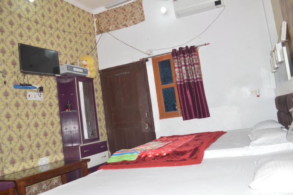 Televiisor ja/või meelelahutuskeskus majutusasutuses Ayodhya Dham Guest House