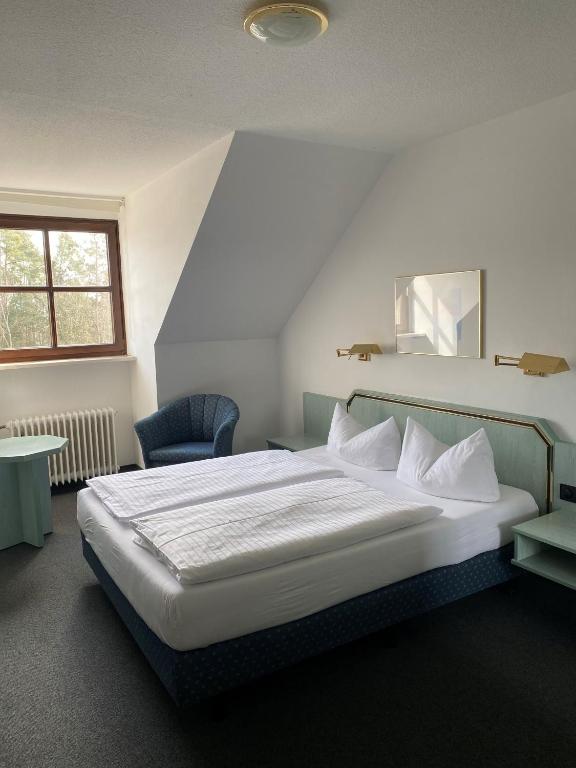 Postel nebo postele na pokoji v ubytování Hotel Sonnenhof Pleinfeld