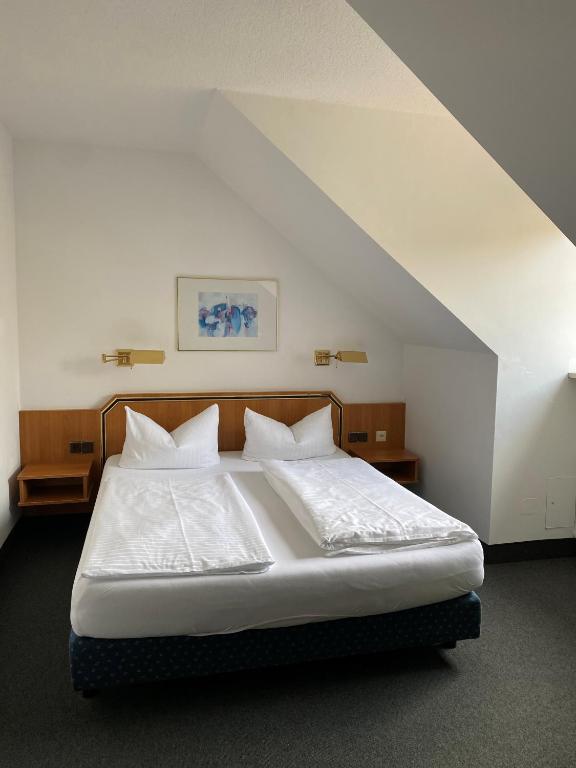 Postel nebo postele na pokoji v ubytování Hotel Sonnenhof Pleinfeld
