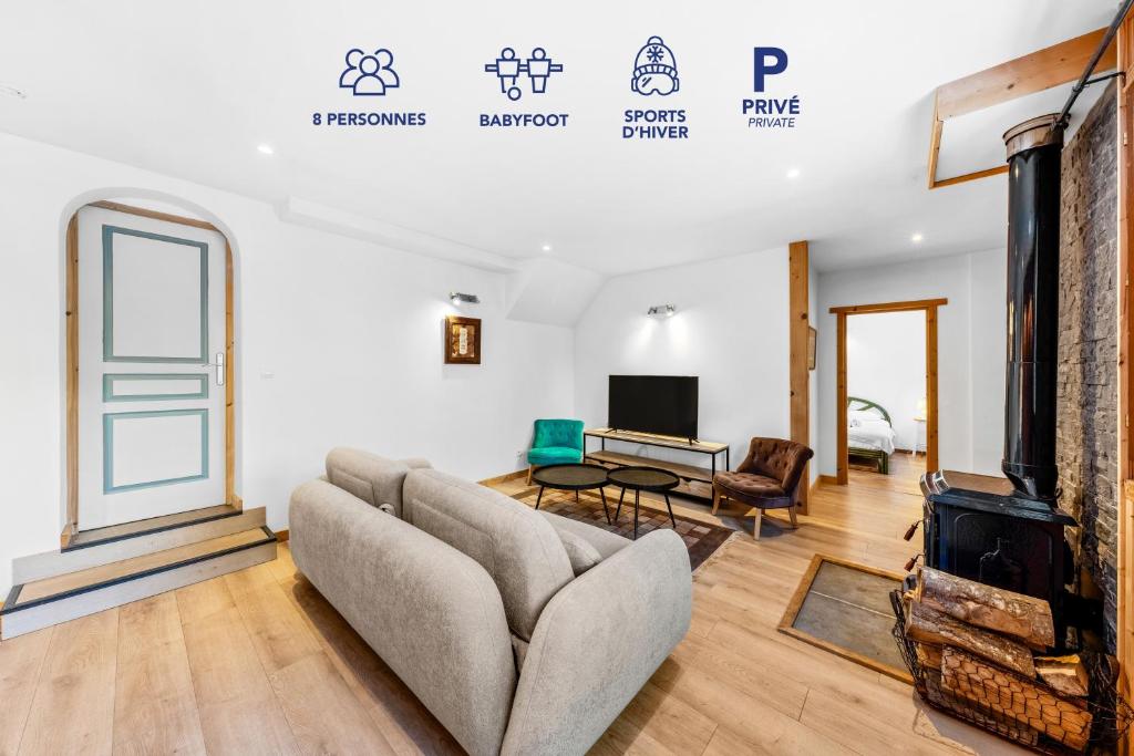 un soggiorno con un divano e una TV di Chalet white Horizon lodge a Les Gets