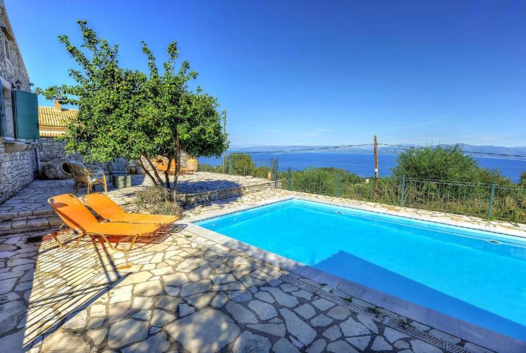 Πισίνα στο ή κοντά στο Villa Agathi