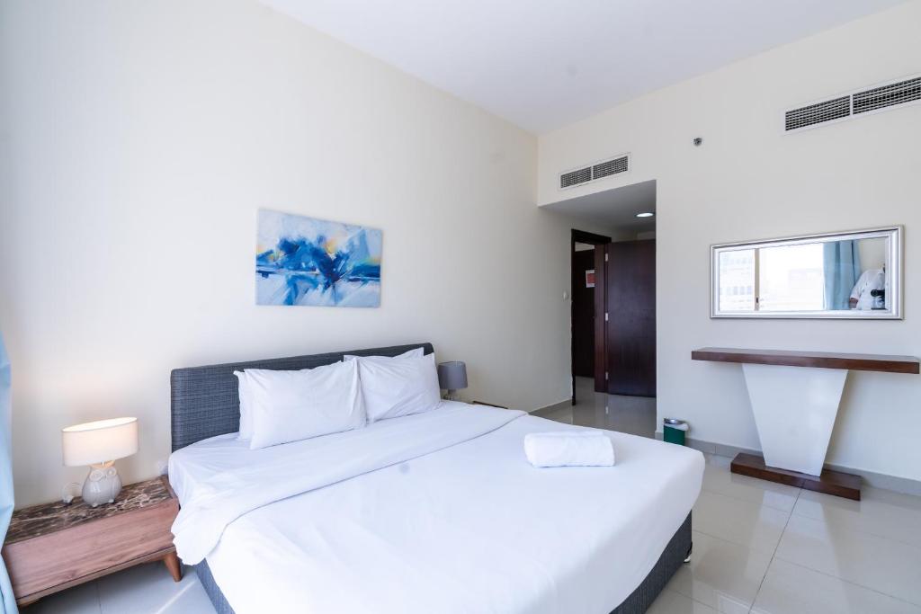 Postel nebo postele na pokoji v ubytování RH- Bright 1BR in JVC, near Circle mall
