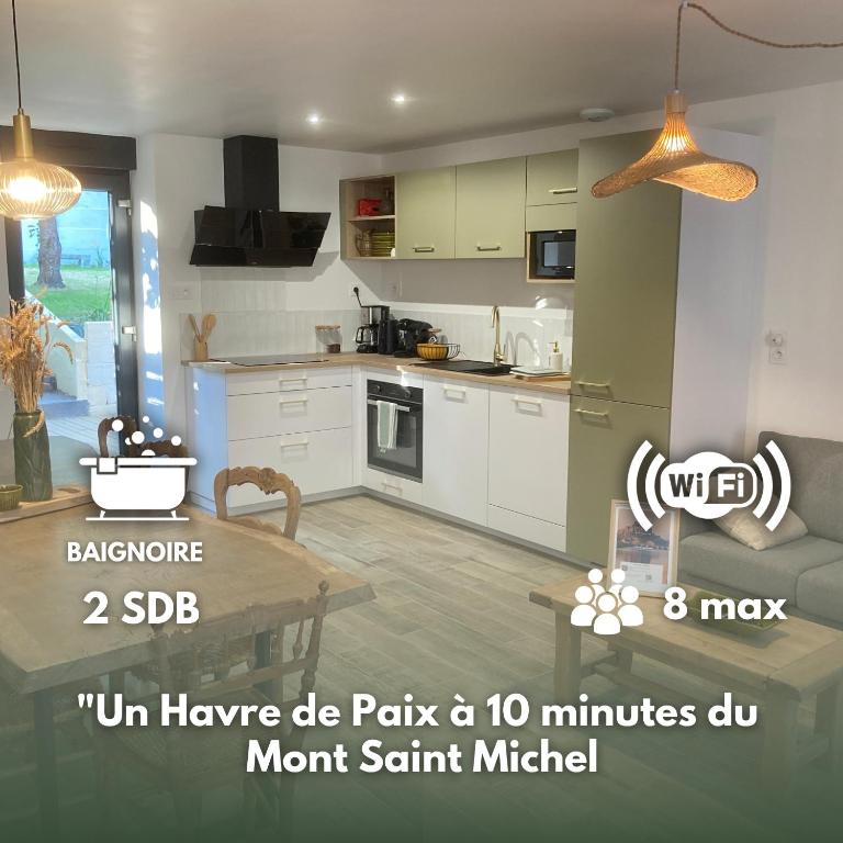 une cuisine avec une table et une salle à manger dans l'établissement Le domaine des figuiers - Gîte des pèlerins, à Servon