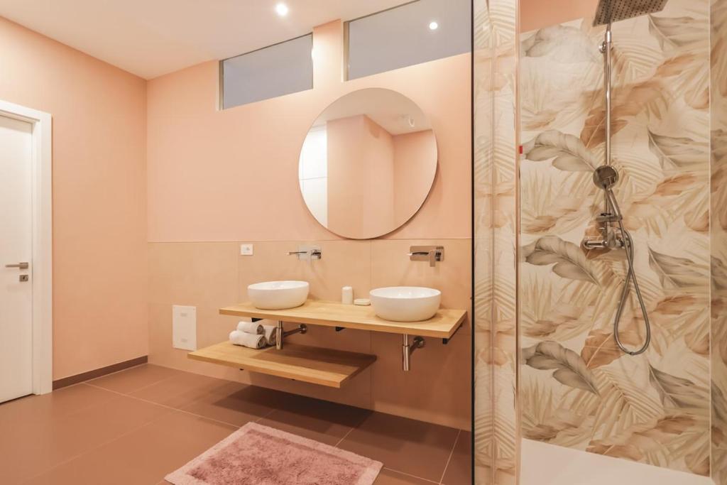 un bagno con due lavandini e una doccia di CameliaLoft a San Marino