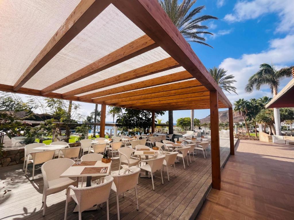 A restaurant or other place to eat at Playitas Villas - Sports Resort