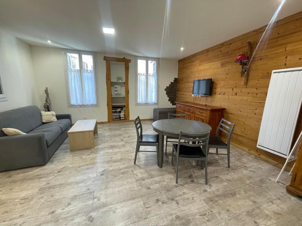un salon avec une table, des chaises et un canapé dans l'établissement Studio montagnard, à Belvédère