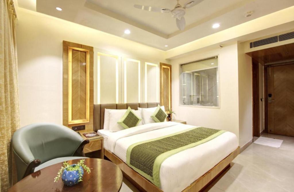 Postel nebo postele na pokoji v ubytování Hotel Platinum With Free Pickup-Delhi Airport