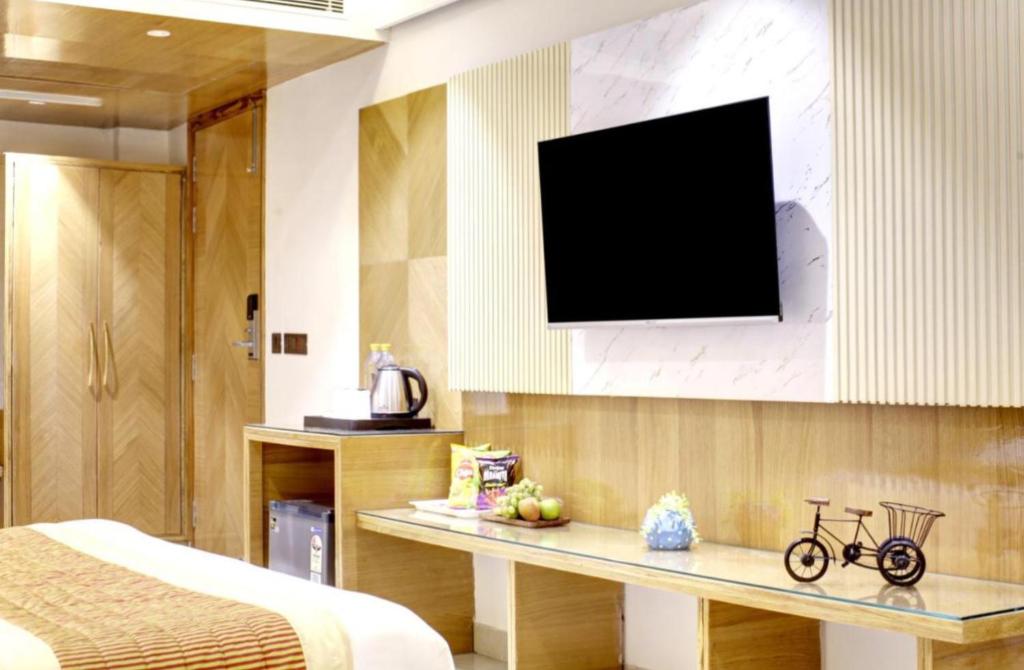 TV a/nebo společenská místnost v ubytování Hotel Platinum With Free Pickup-Delhi Airport