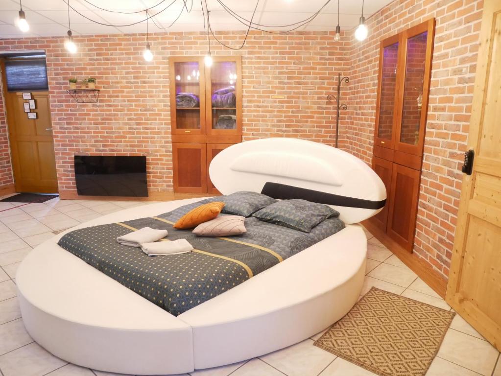 Część wypoczynkowa w obiekcie HOTEL DU BERRY - Loveroom avec Sauna, Hammam, Jacuzzi privatifs